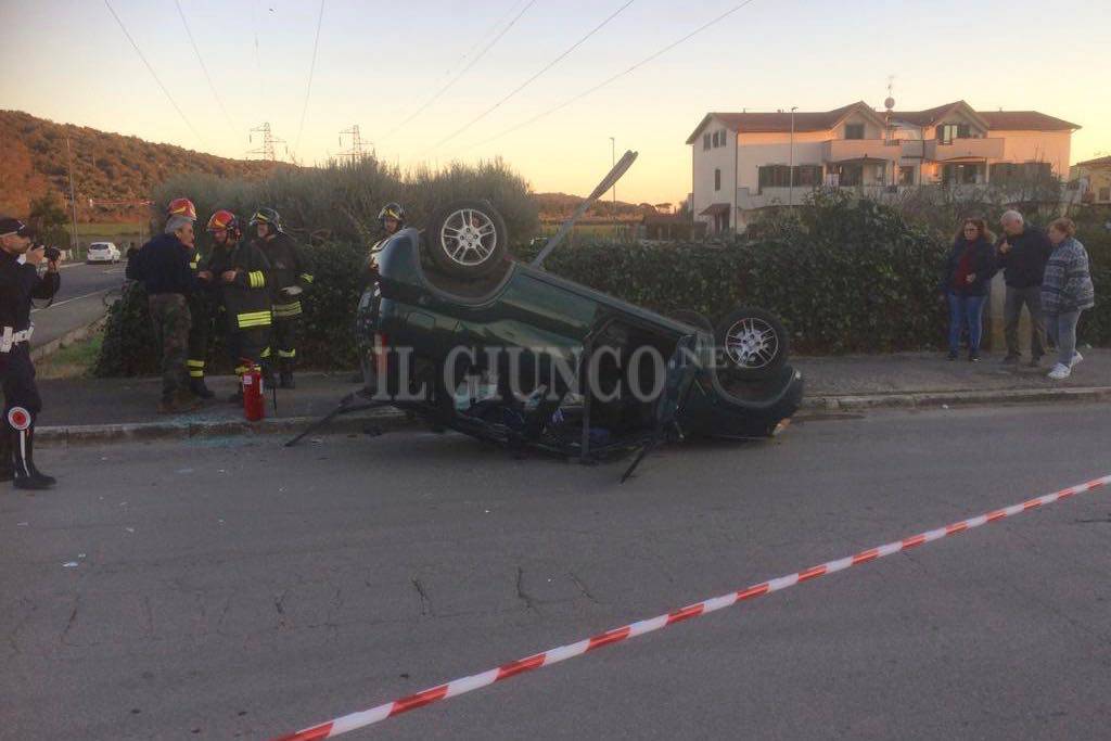 Incidente all’incrocio: auto si ribalta nello scontro con un furgone