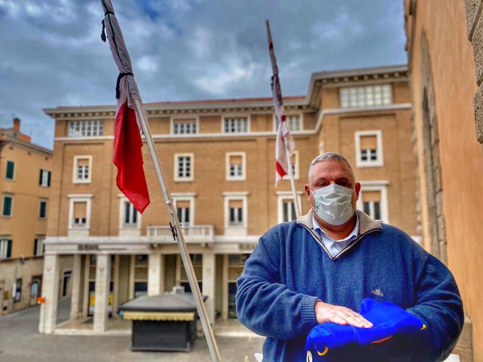 Grosseto ammaina la bandiera dell’Unione europea. Il sindaco la toglie dal municipio