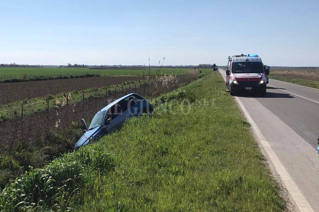 Incidente stradale: ragazza finisce in fossa con l’auto. Trasferita in ospedale