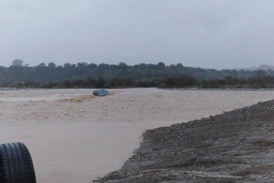 ULTIM’ORA – Auto nel fiume circondata dalle acque: c’è una persona all’interno