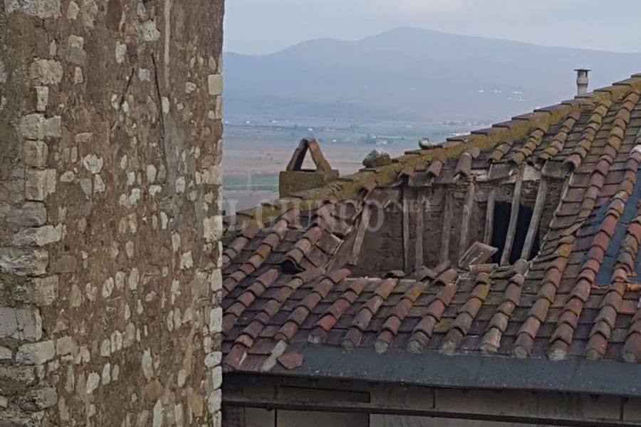 Crolla il tetto di un antico palazzo del centro storico: è la seconda volta