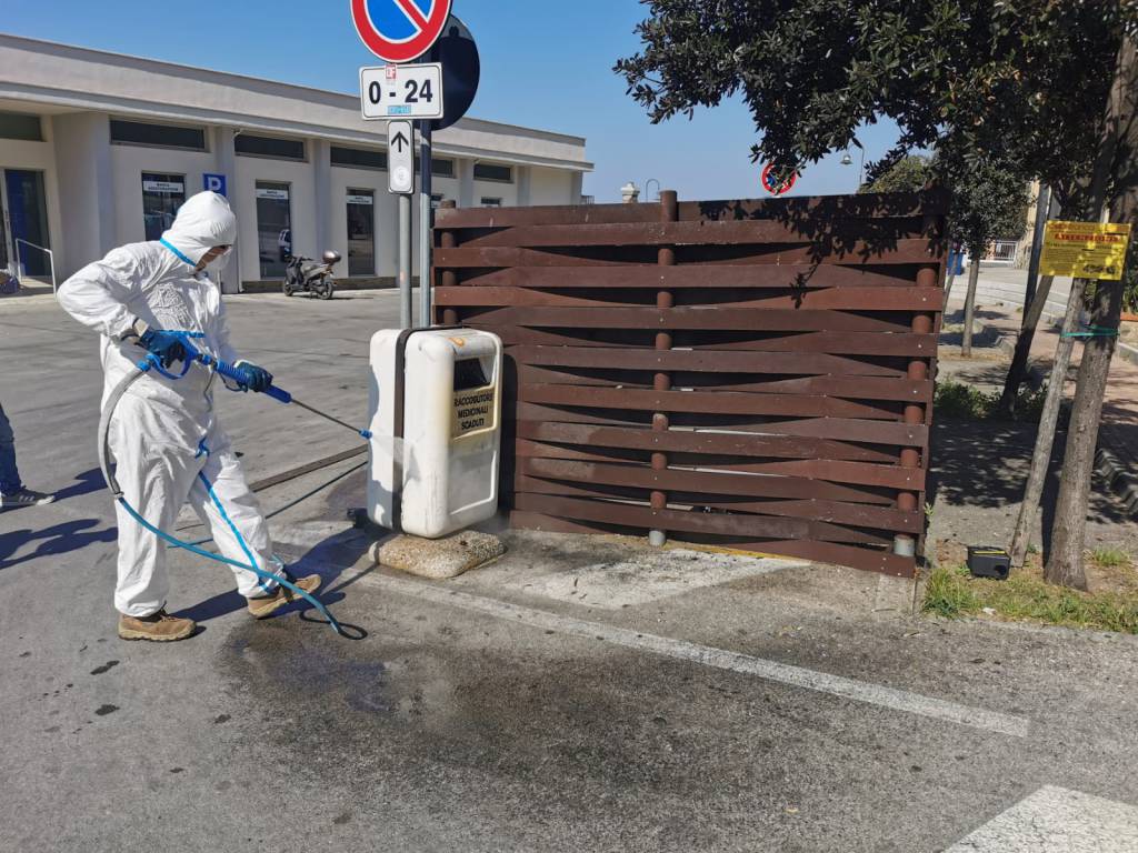 Coronavirus, operazioni di sanificazione in paese: «Così diamo tranquillità e sicurezza ai cittadini»