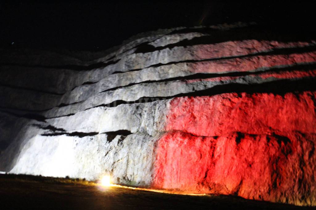 Teatro delle Rocce con i colori della bandiera italiana