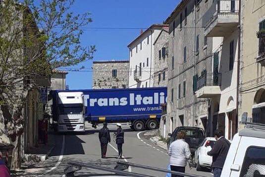 Tir incastrato nel mezzo del paese: traffico bloccato