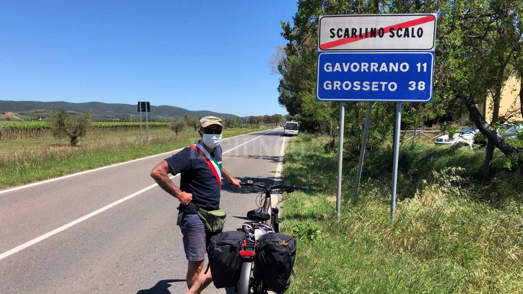 Dal Piemonte a Roma: il sindaco in bici riporta i 600 euro a Conte per protesta