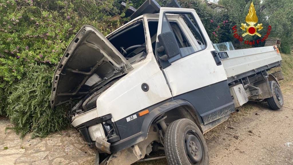 Incidente stradale, camioncino esce di strada: ferito un uomo