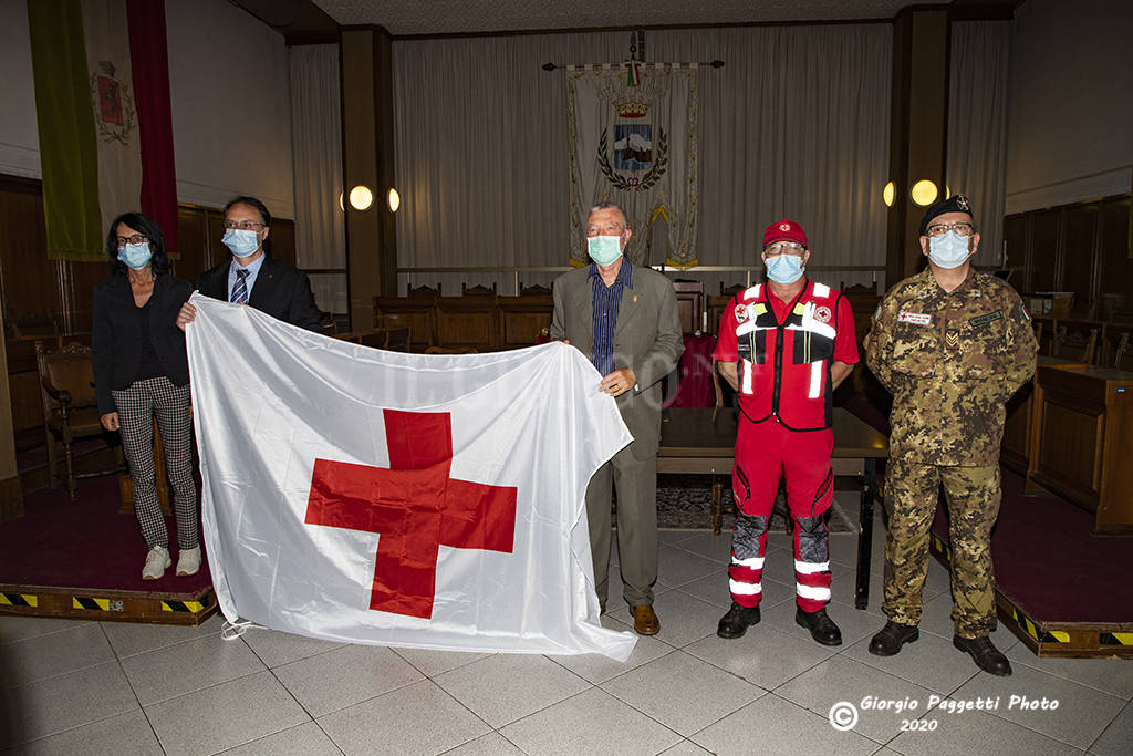 La bandiera della Croce rossa esposta in Comune: omaggio alle attività dell’associazione