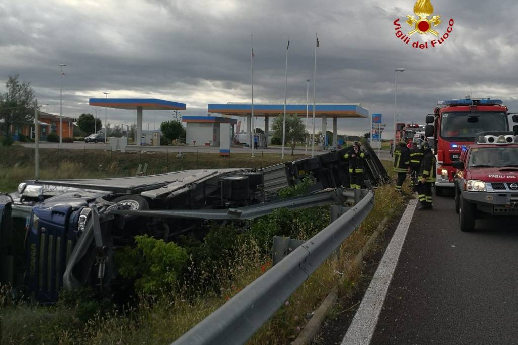 Camion che porta mobili esce di strada: dal serbatoio esce carburante