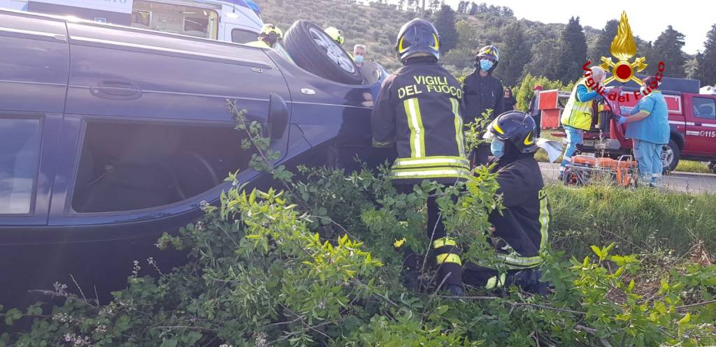 Auto esce di strada e si ribalta: due feriti in ospedale