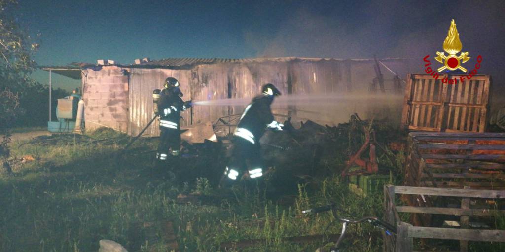 Incendio vicino al campeggio: Vigili del fuoco al lavoro