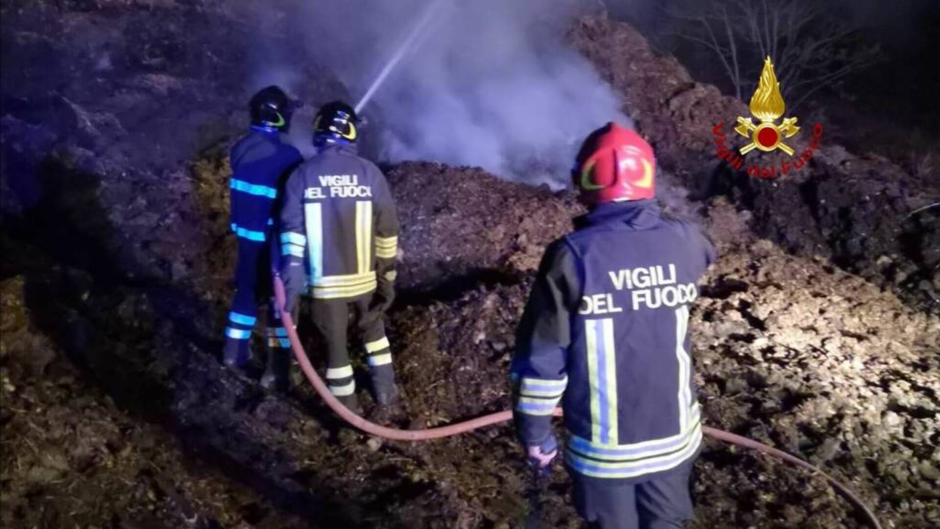 Incendio in campagna, fiamme vicino alla stalla