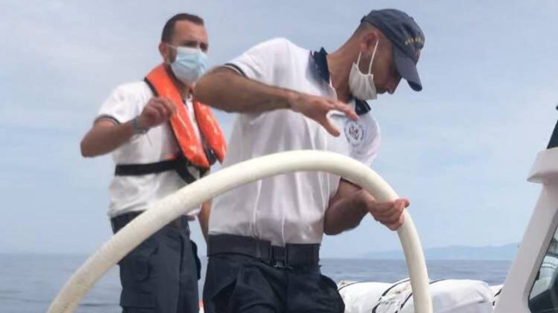 Barca in difficoltà, rischia di affondare. Corsa contro il tempo della Guardia Costiera