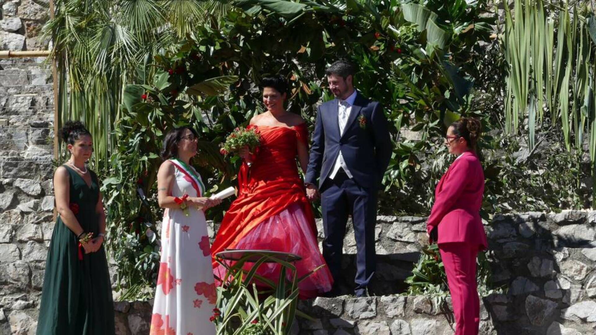 Sposi sul “palcoscenico”: per la prima volta si celebra un matrimonio al Teatro delle Rocce