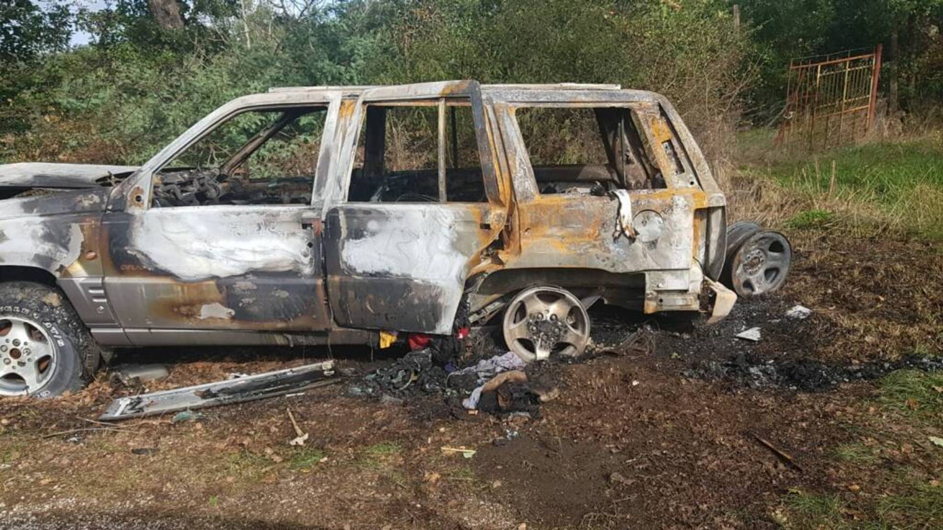 Incendio nella notte: auto a fuoco. Jeep completamente distrutta