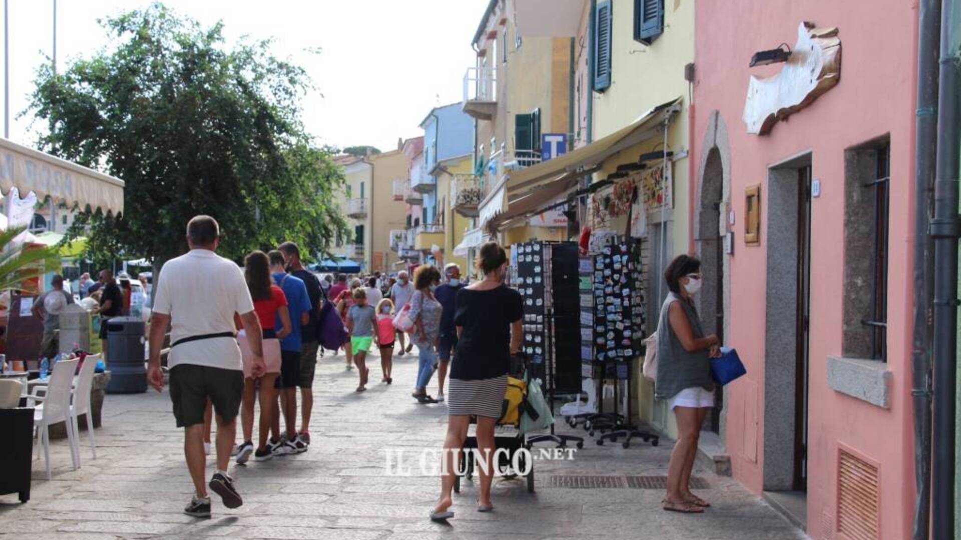 Coronavirus, mascherina obbligatoria all’aperto: il sindaco proroga l’ordinanza