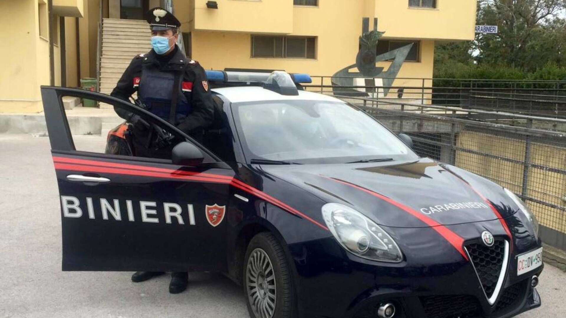 Cercano di intrufolarsi in casa per rubare: arrestate due donne. Una era ricercata