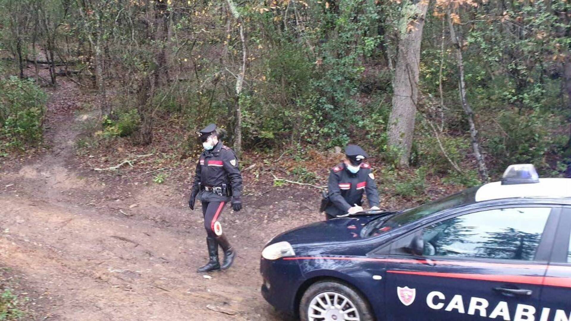 Droga nel bosco: fermati con la cocaina e senza patente, scatta anche la multa “anti-covid”