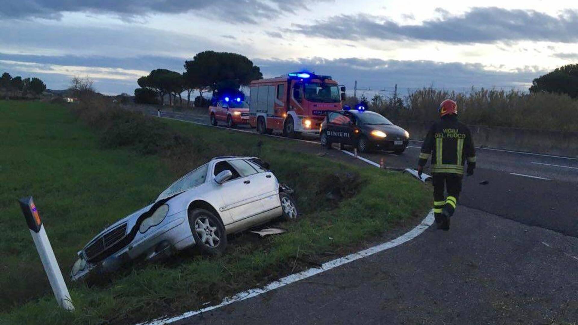 Incidente stradale: coinvolti una famiglia e il furgone di un corriere