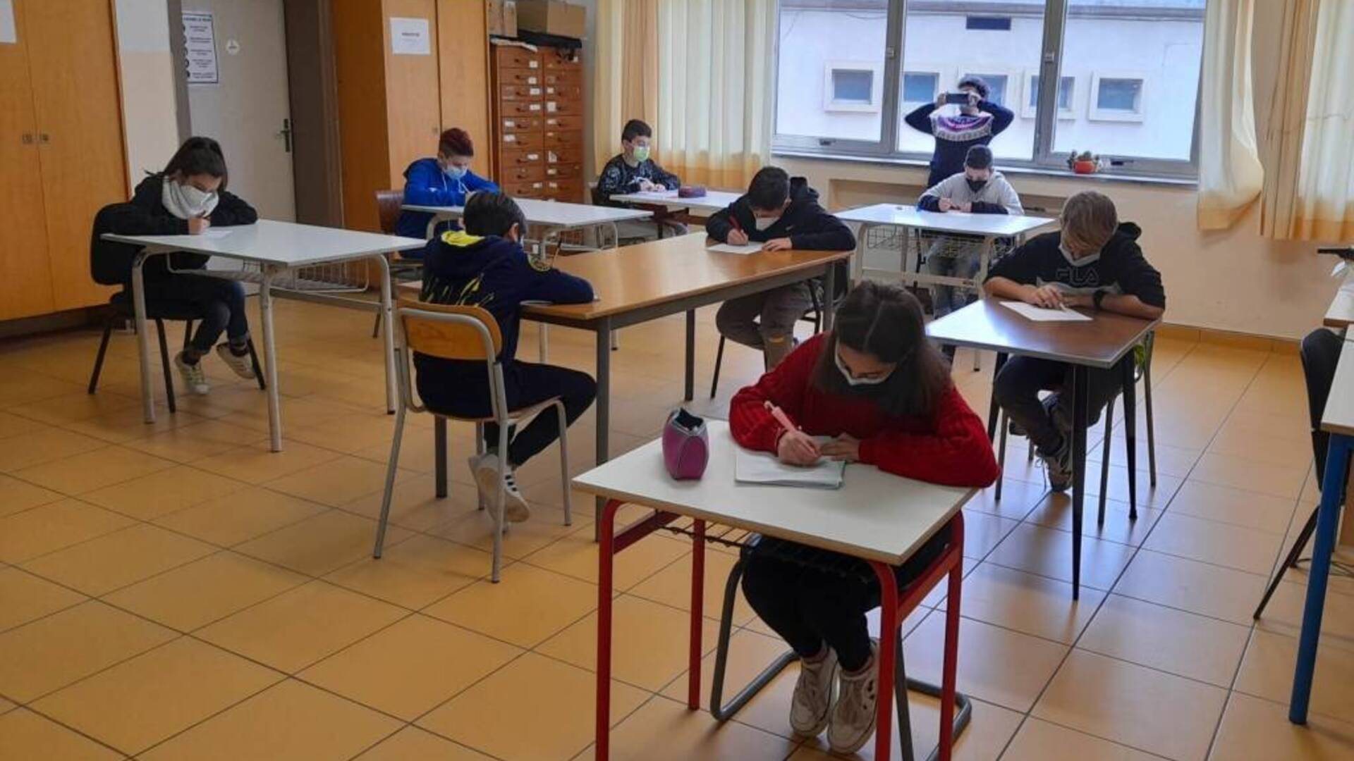 I ragazzi della scuola media Vico sui banchi per la prova matematica: in nove a sfidarsi