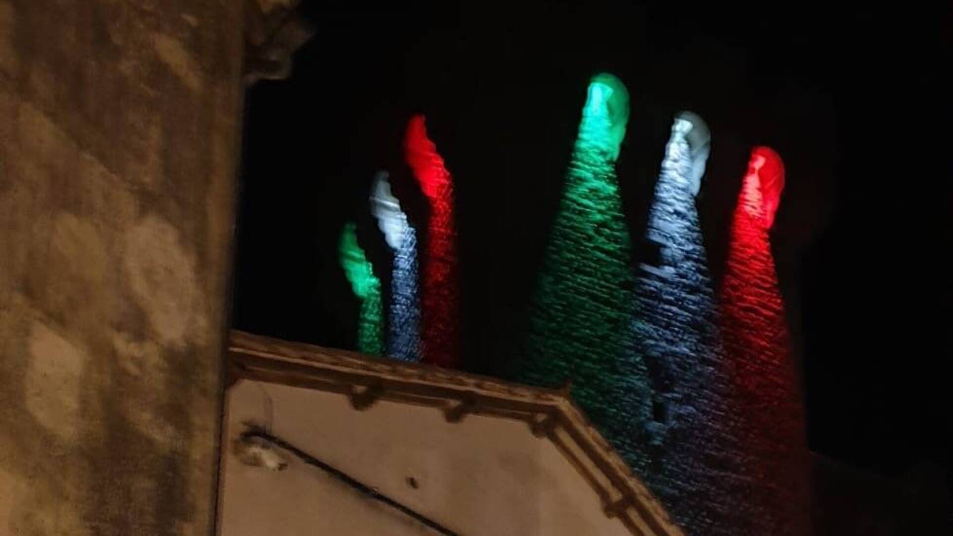 Capalbio: la torre illuminata con il tricolore. E il sindaco ricorda la donna uccisa dal marito