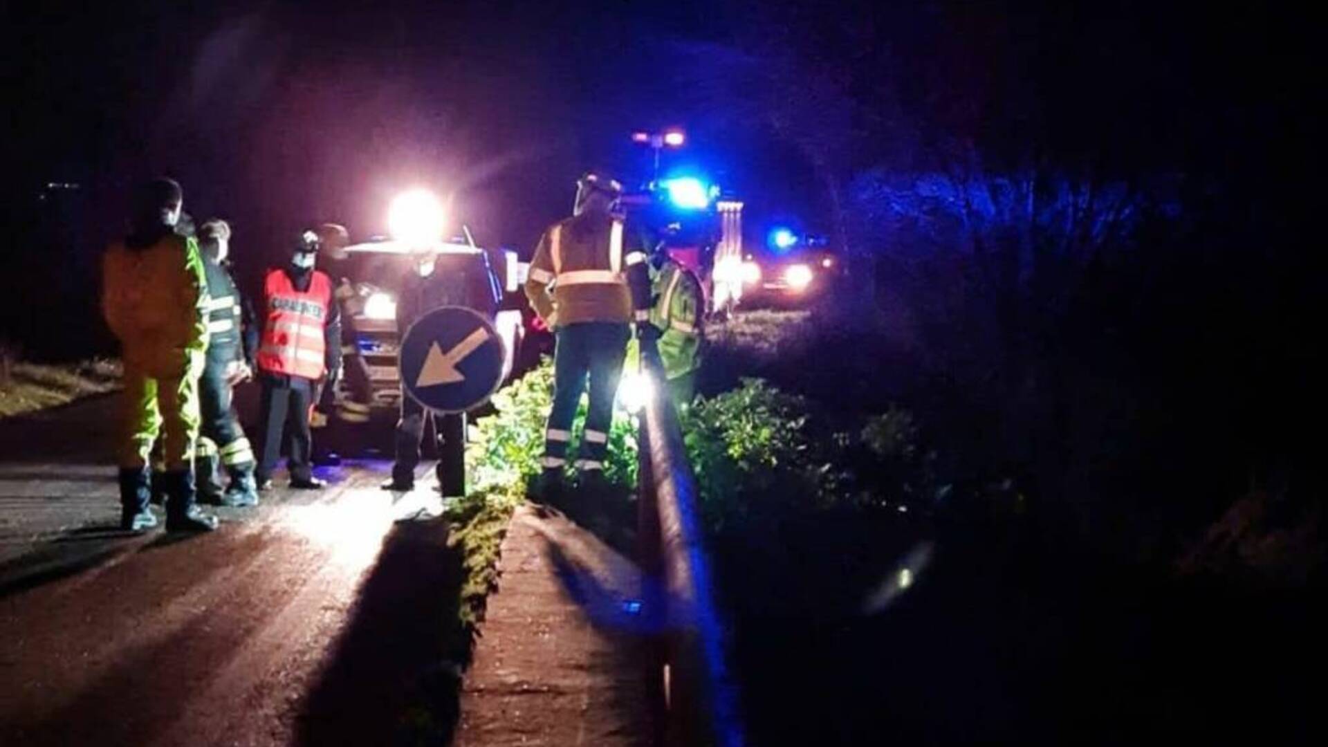 Voragine si apre sulla carreggiata, vicino al ponte. Chiusa la strada provinciale