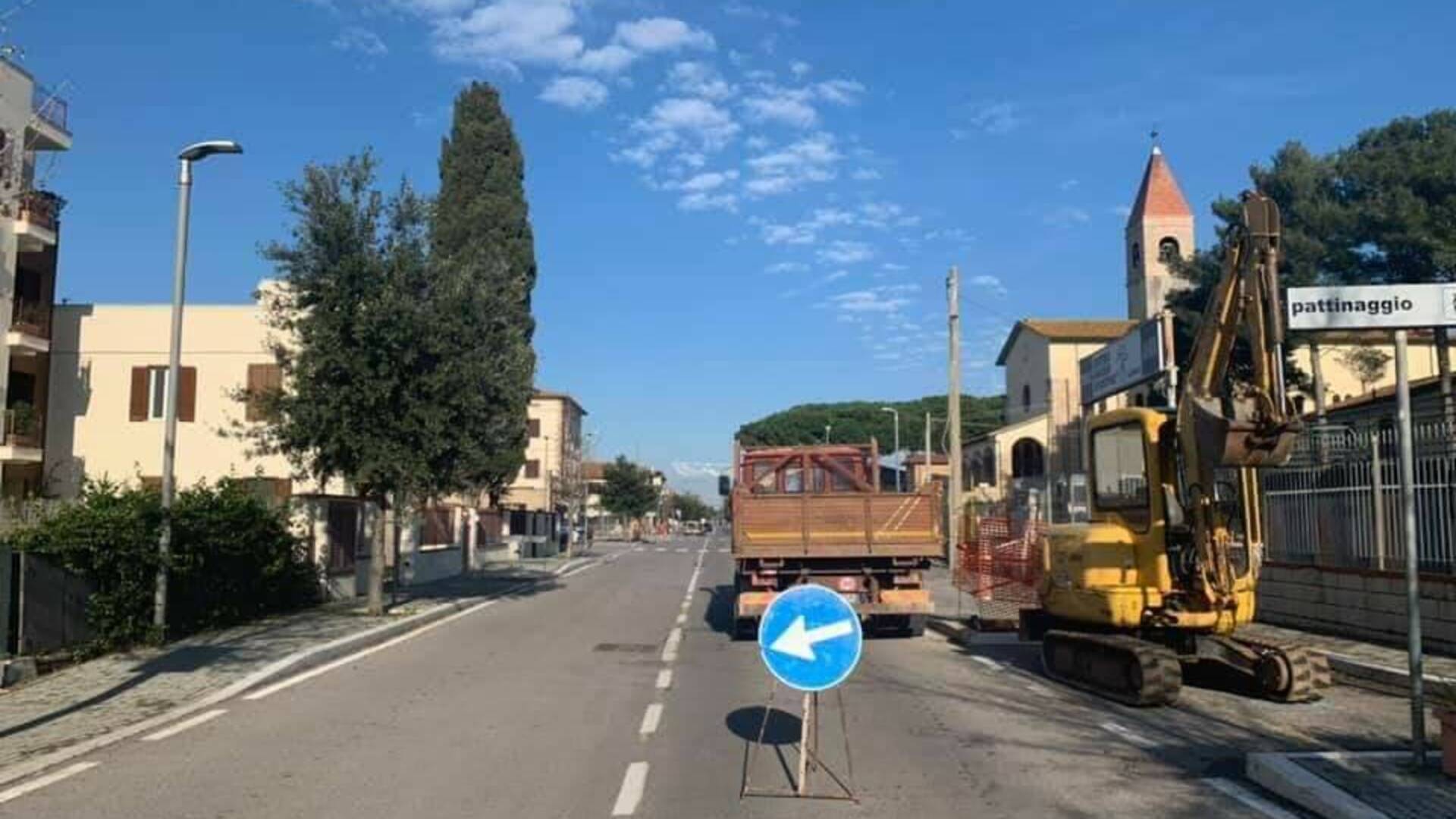 Ciliegi e peri, lecci e falso pepe: al via la piantumazione dei nuovi alberi su via Maremmana