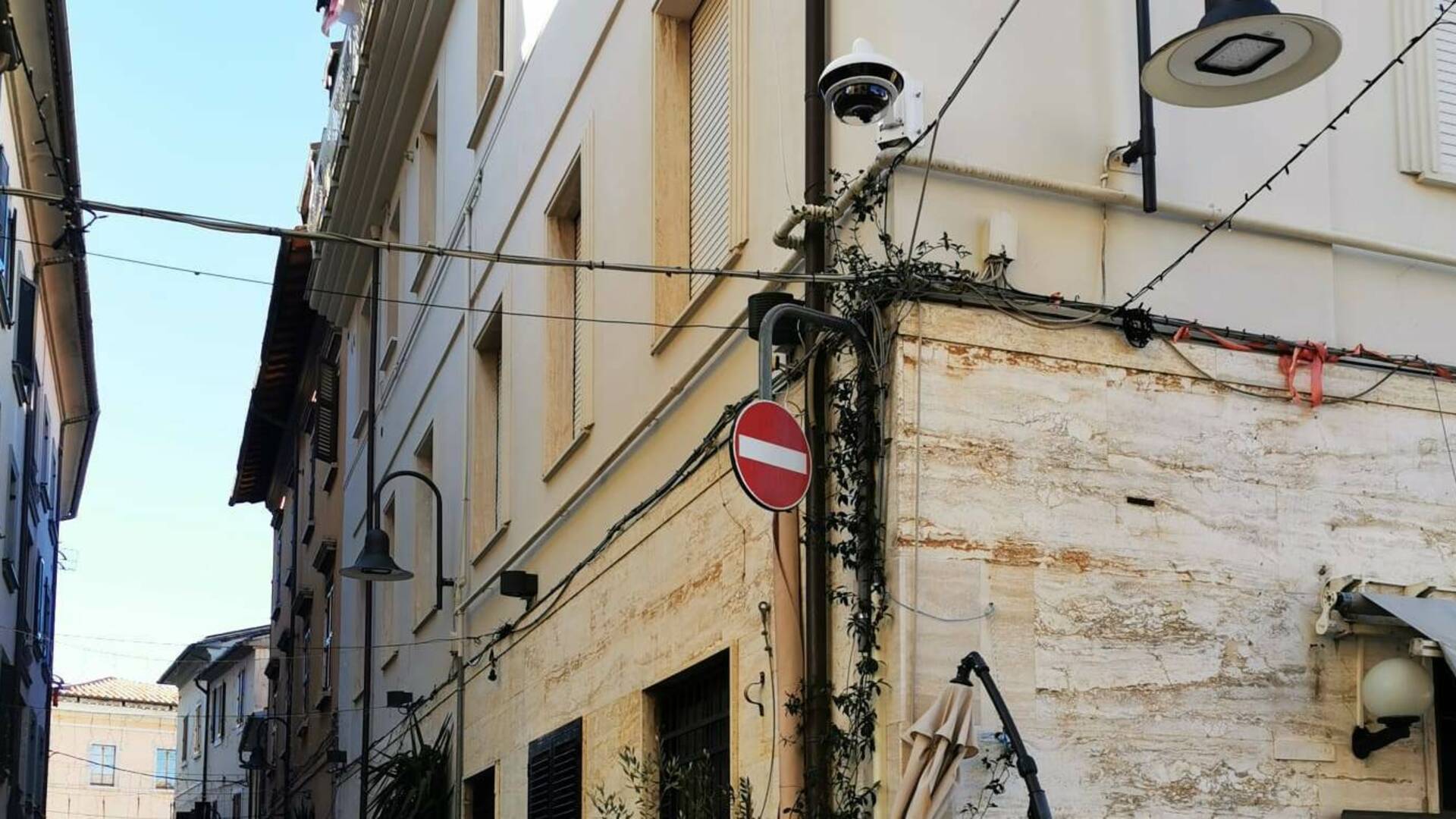 Rissa nel centro di Grosseto: otto giovani individuati con le telecamere e denunciati