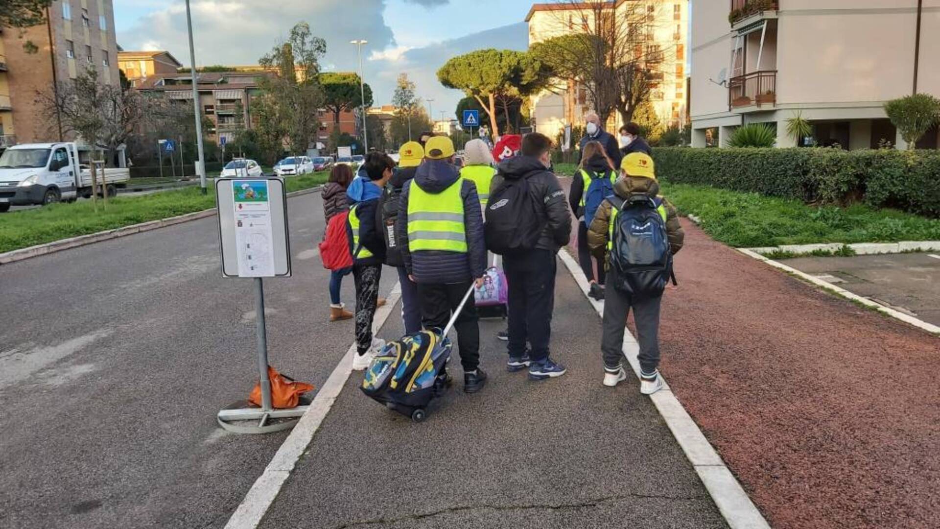 Piedibus, il progetto continua: così i bambini si muovono passeggiando insieme