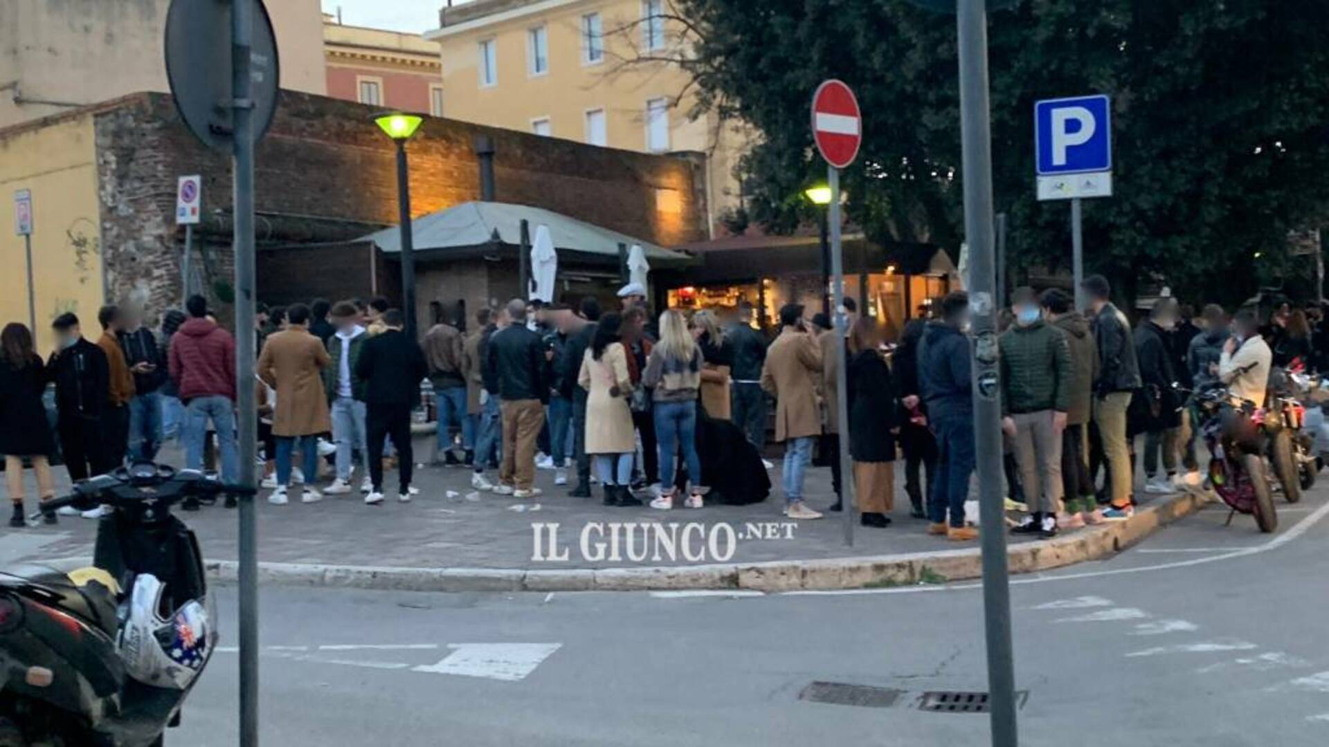 Sabato arancione, in centro tanta gente. La protesta: «Così non può andare»