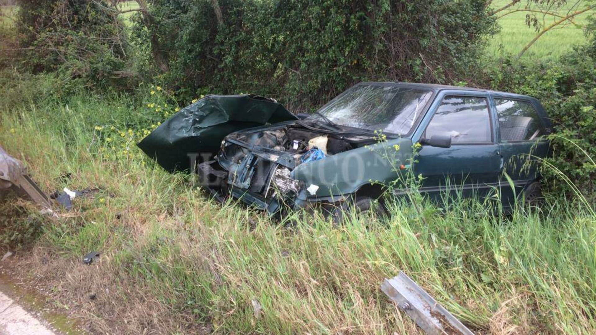 Urta il guard-rail e finisce fuori strada: ferita una ragazza