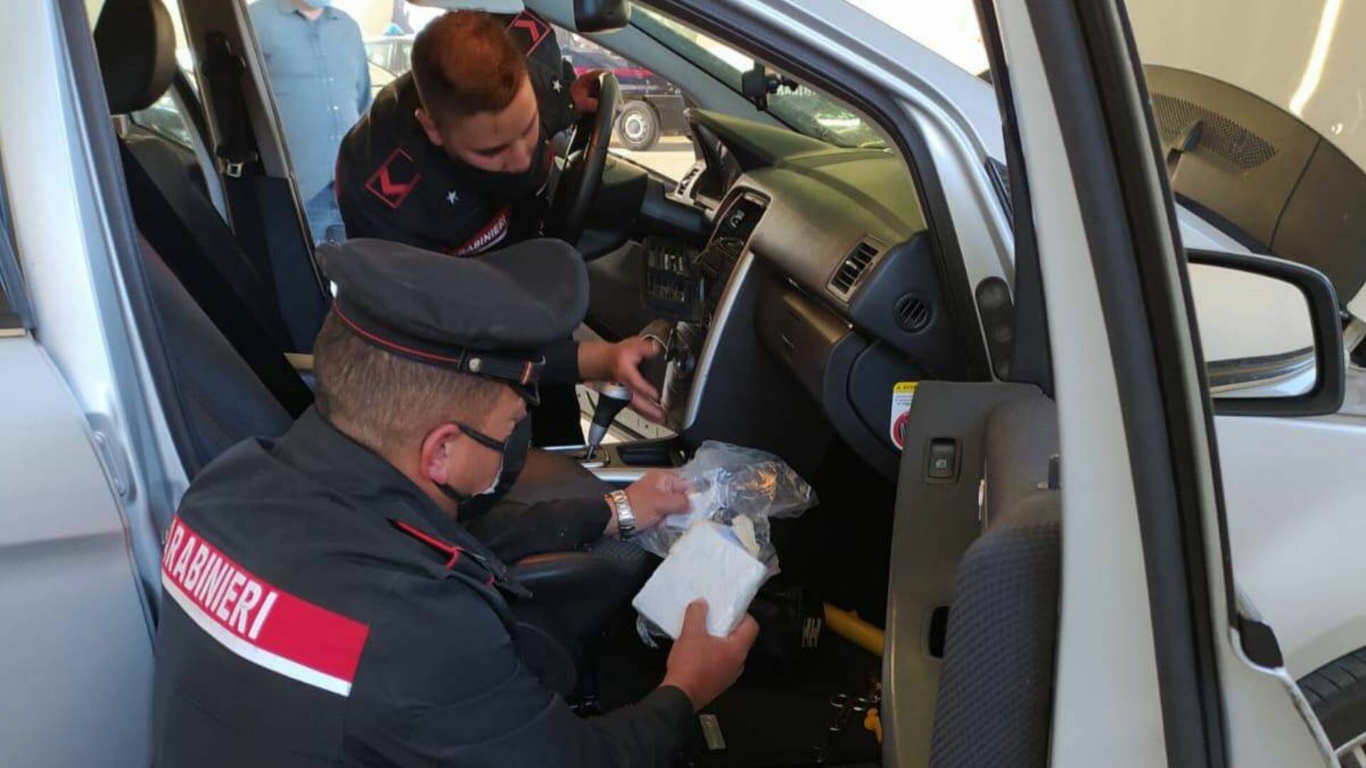 In auto con mezzo chilo di cocaina: arrestati due spacciatori