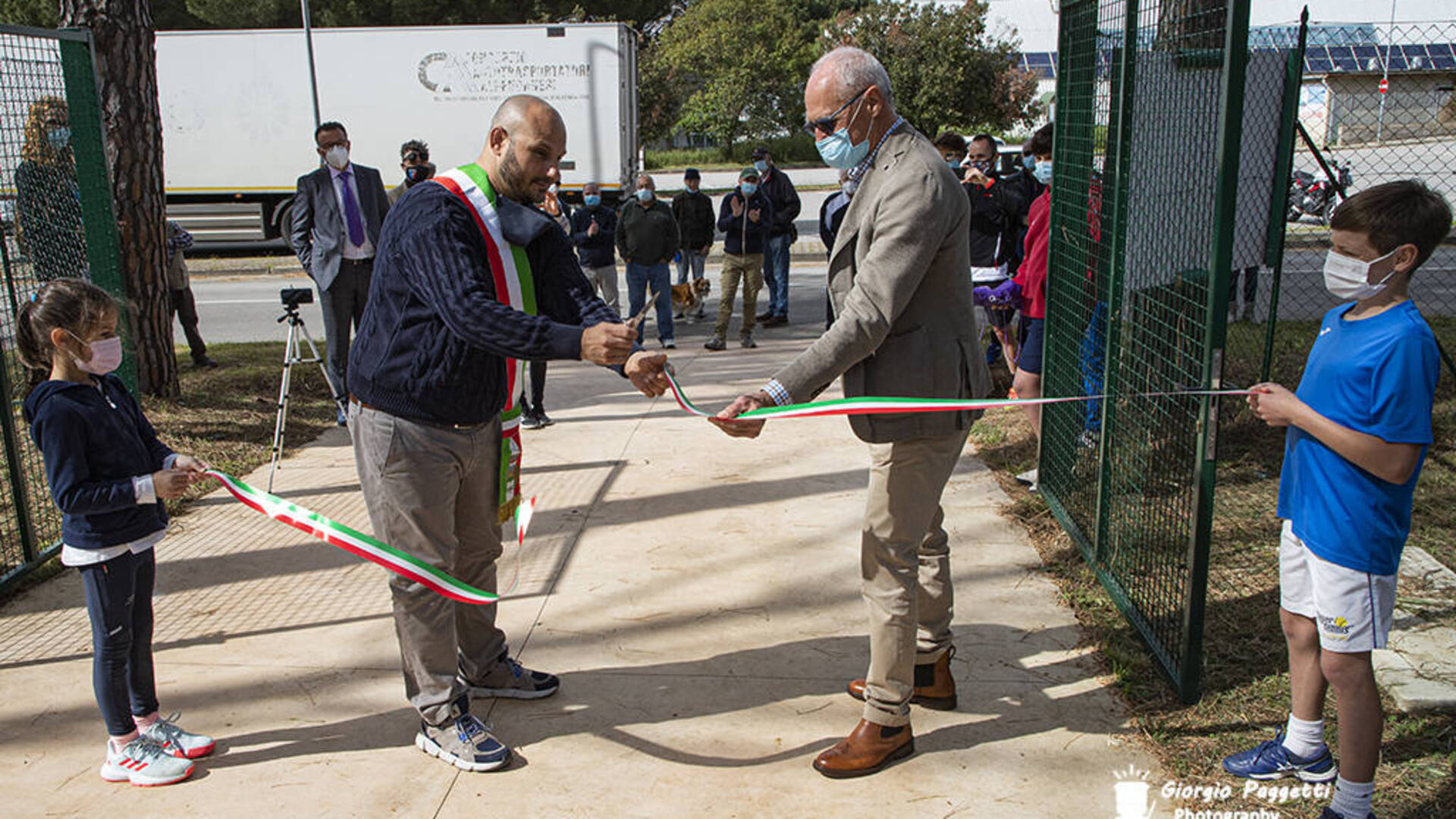 Taglio del nastro per il nuovo circolo tennis. Il sindaco: «Rappresenta la nostra idea di comunità»