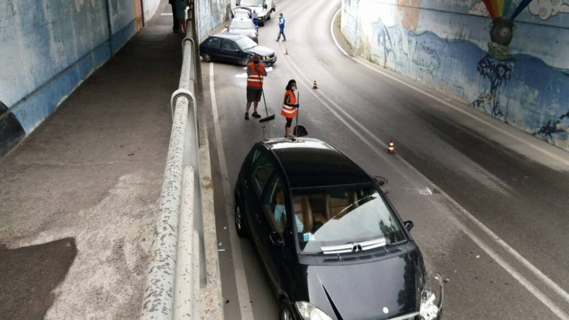 Perde una ruota nel sottopasso e va a sbattere contro un’altra auto