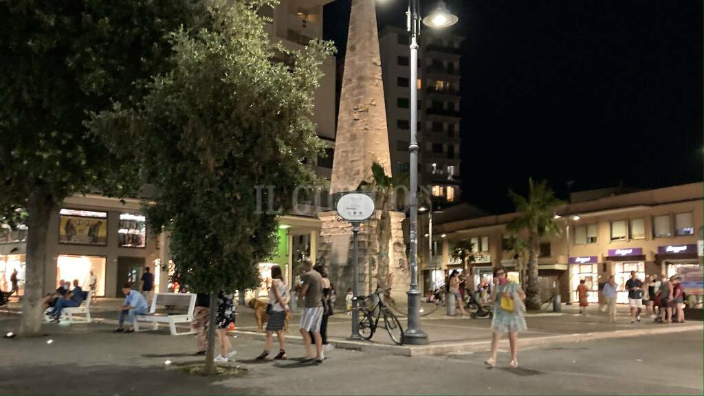 Follonica notte piazza Sivieri