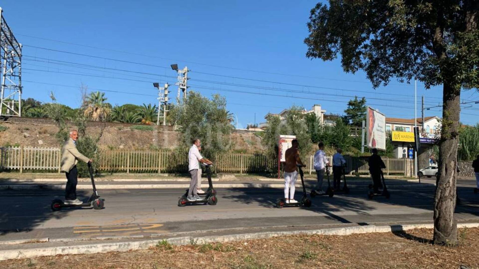 Matrimonio in monopattino: sposo e amici arrivano in carovana. TUTTE LE FOTO