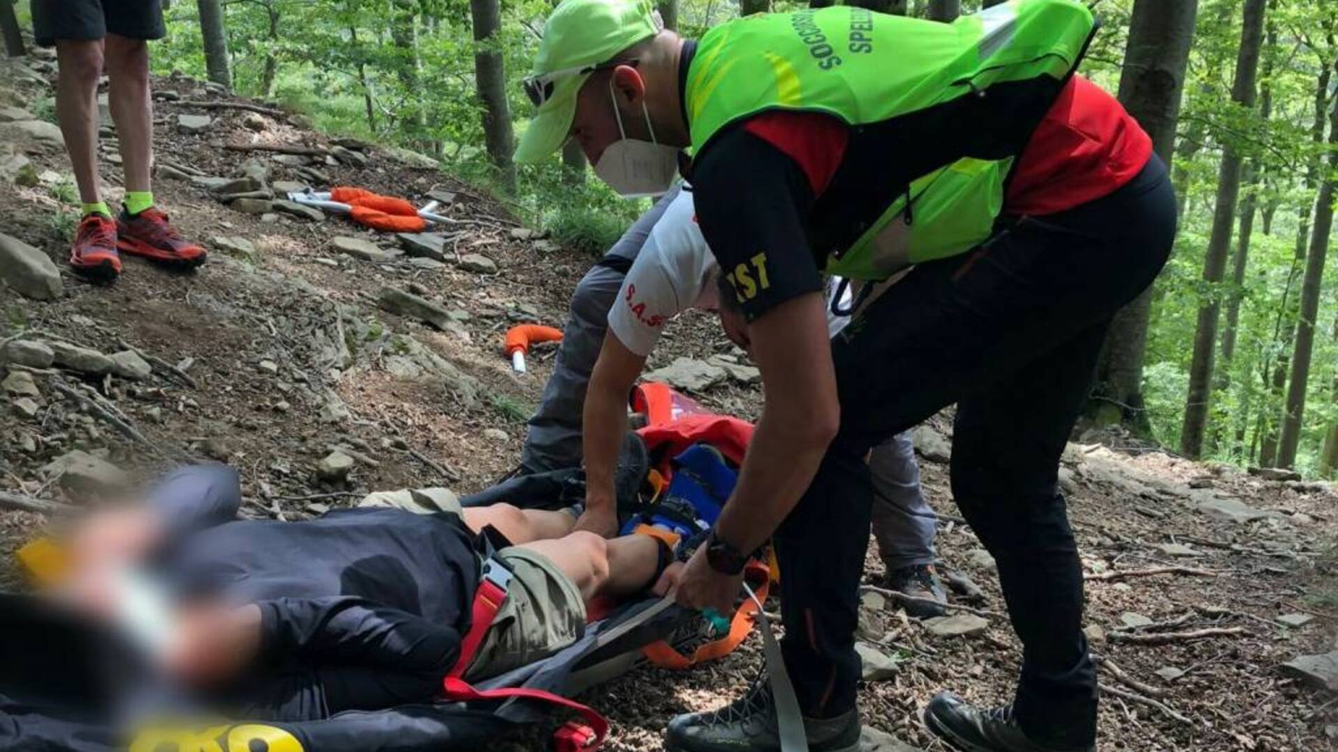 Si fa male durante l’escursione con la famiglia: donna portata in salvo dal Soccorso alpino