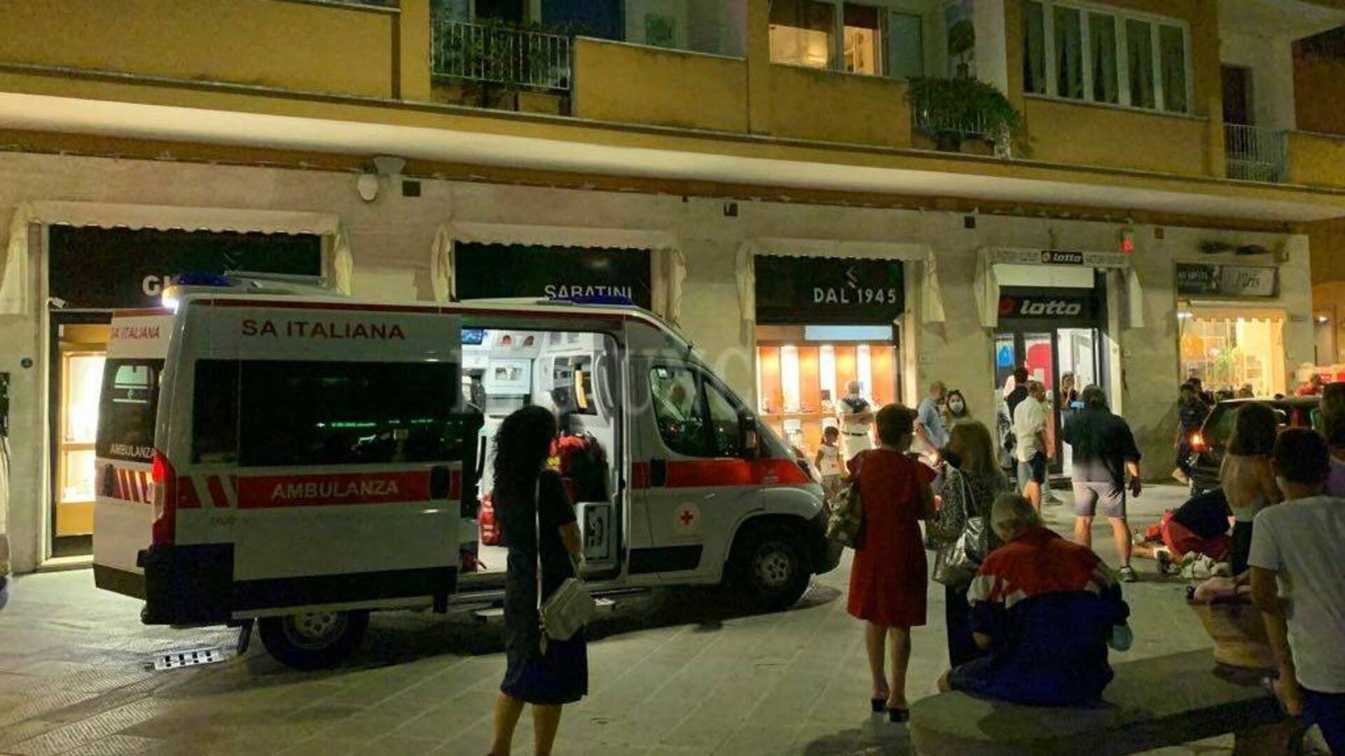 ULTIM’ORA – Auto entra sul corso e investe una donna