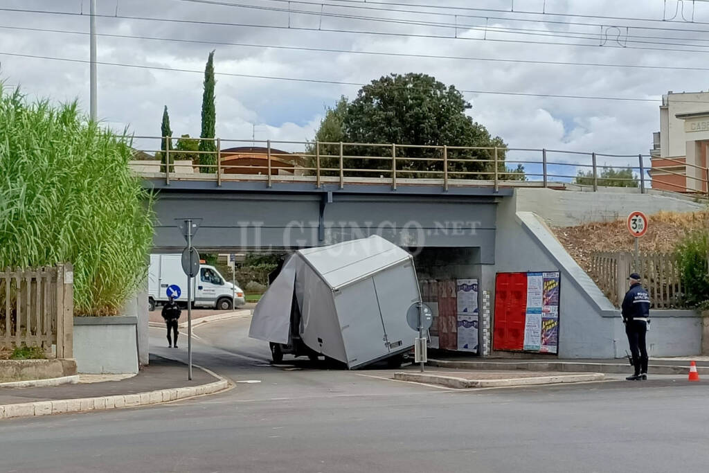 camion incastrato