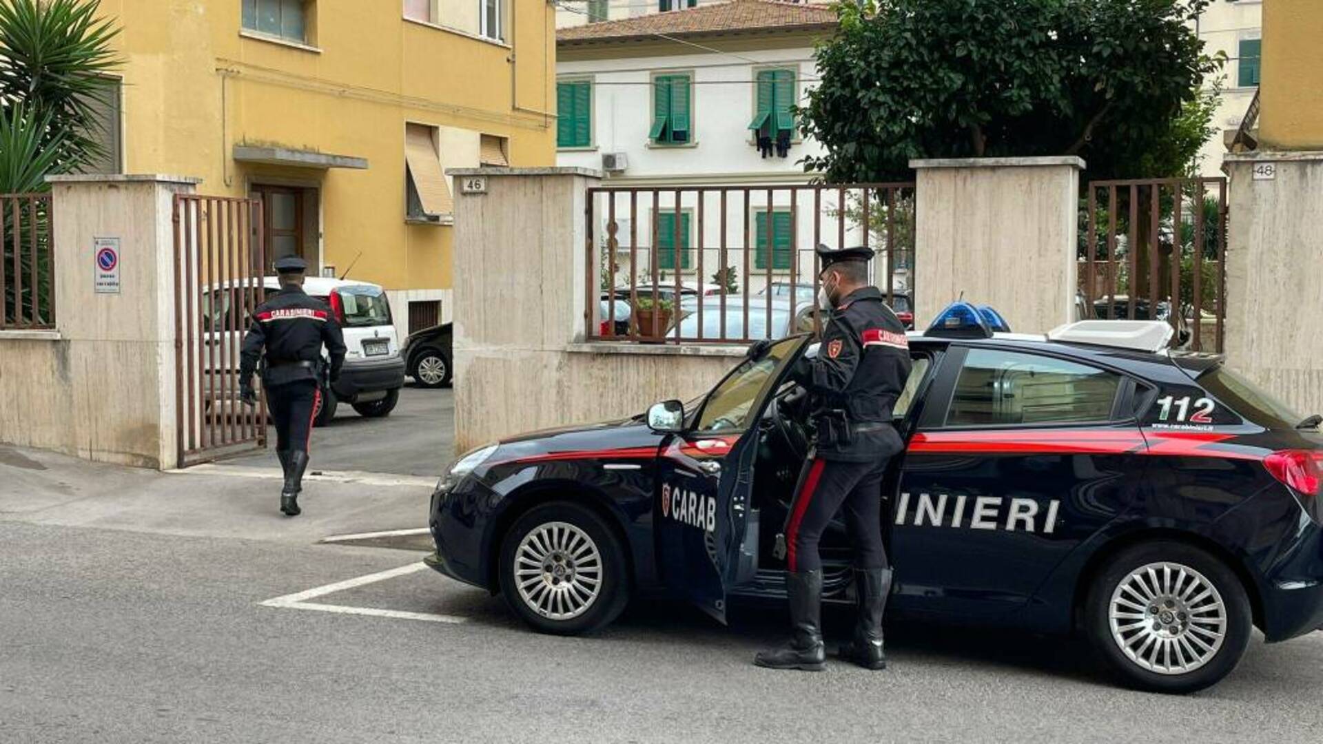 «Mia zia è il diavolo»: la colpisce con calci e pugni e la manda in ospedale. Arrestata la nipote