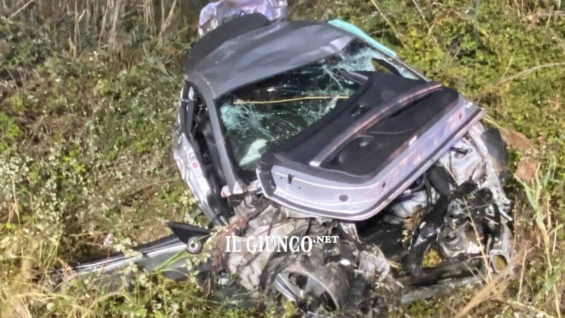 Tragedia nella notte: auto si ribalta, muore sul colpo