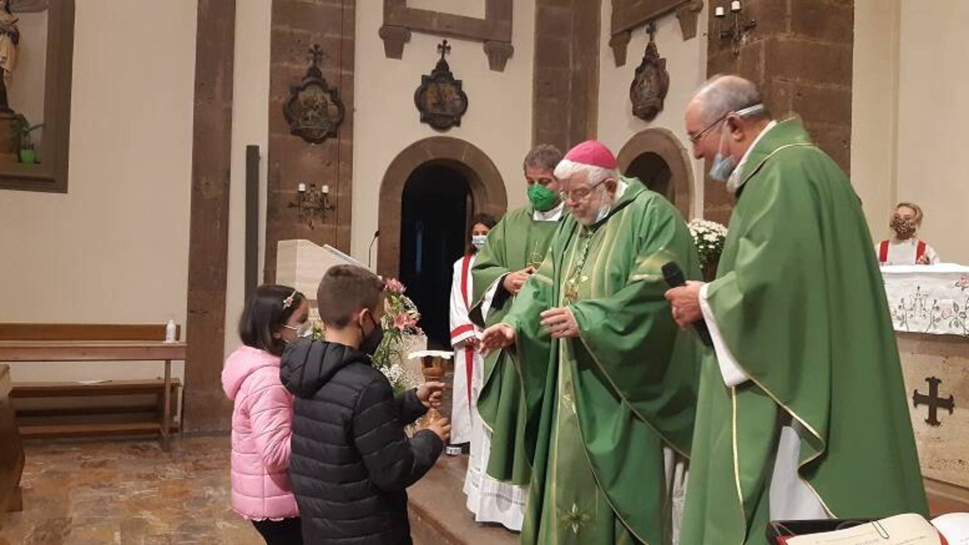 Don Enzo festeggia i 25 anni da parroco con una messa con il vescovo