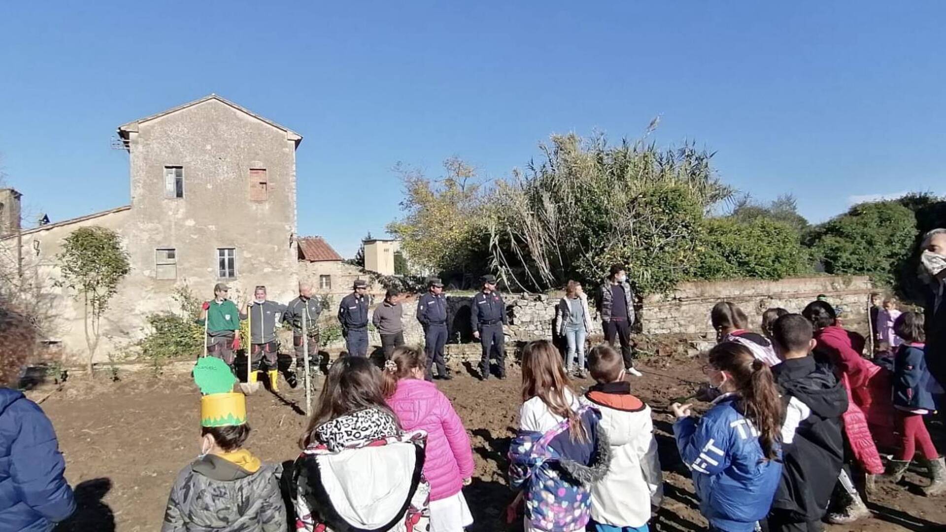 Bimbi e carabinieri insieme per la festa dell’albero: a Valpiana nasce l’orto didattico. LE FOTO