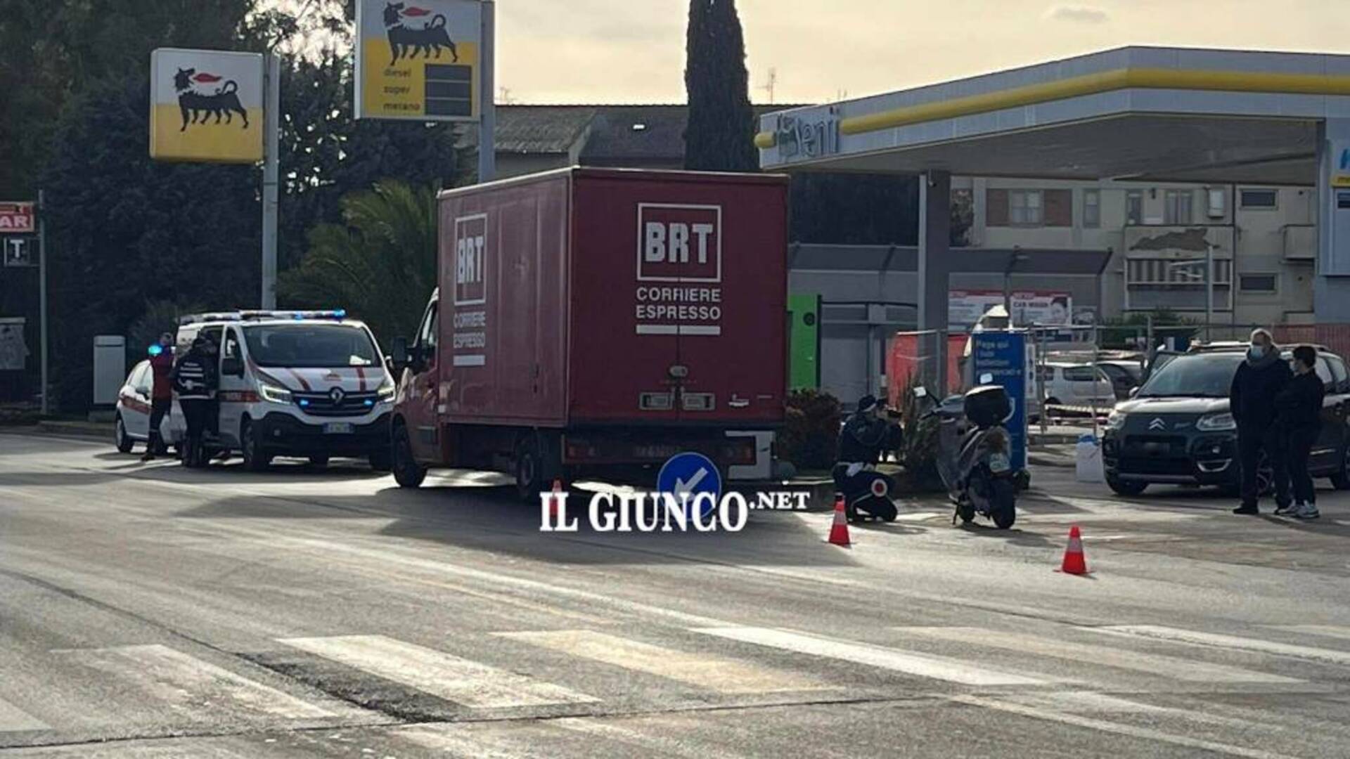 Scontro in città tra un furgone e uno scooter: ferita una ragazza