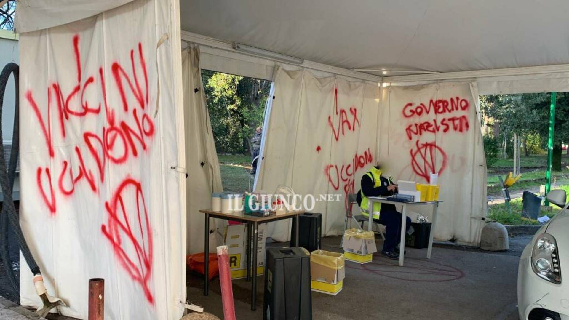 «I vaccini uccidono»: agguato “no vax”, scritte rosse al gazebo dei tamponi