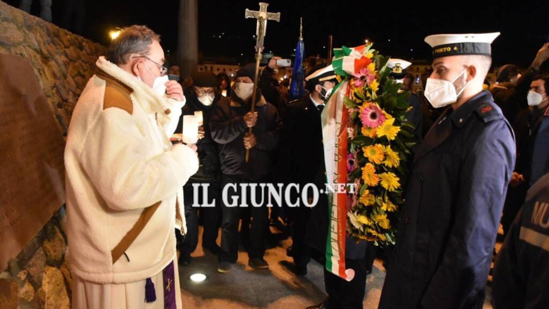 #lanottepiùlunga: la fiaccolata e il suono delle sirene per commemorare le 32 vittime del naufragio