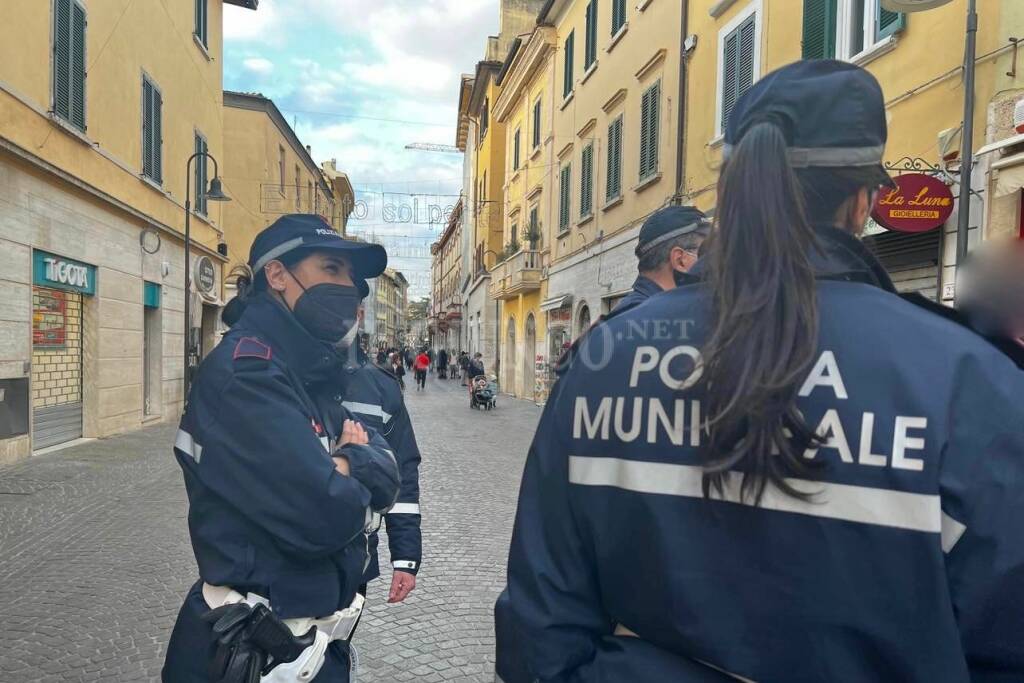 Polizia municipale controlli in centro