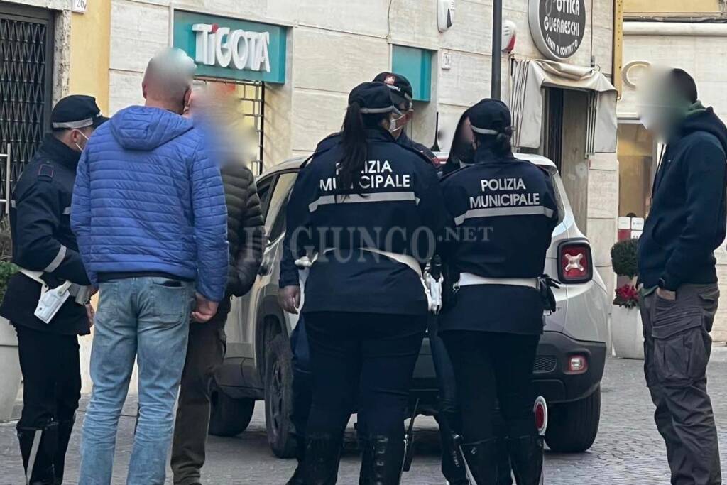 Polizia municipale controlli in centro