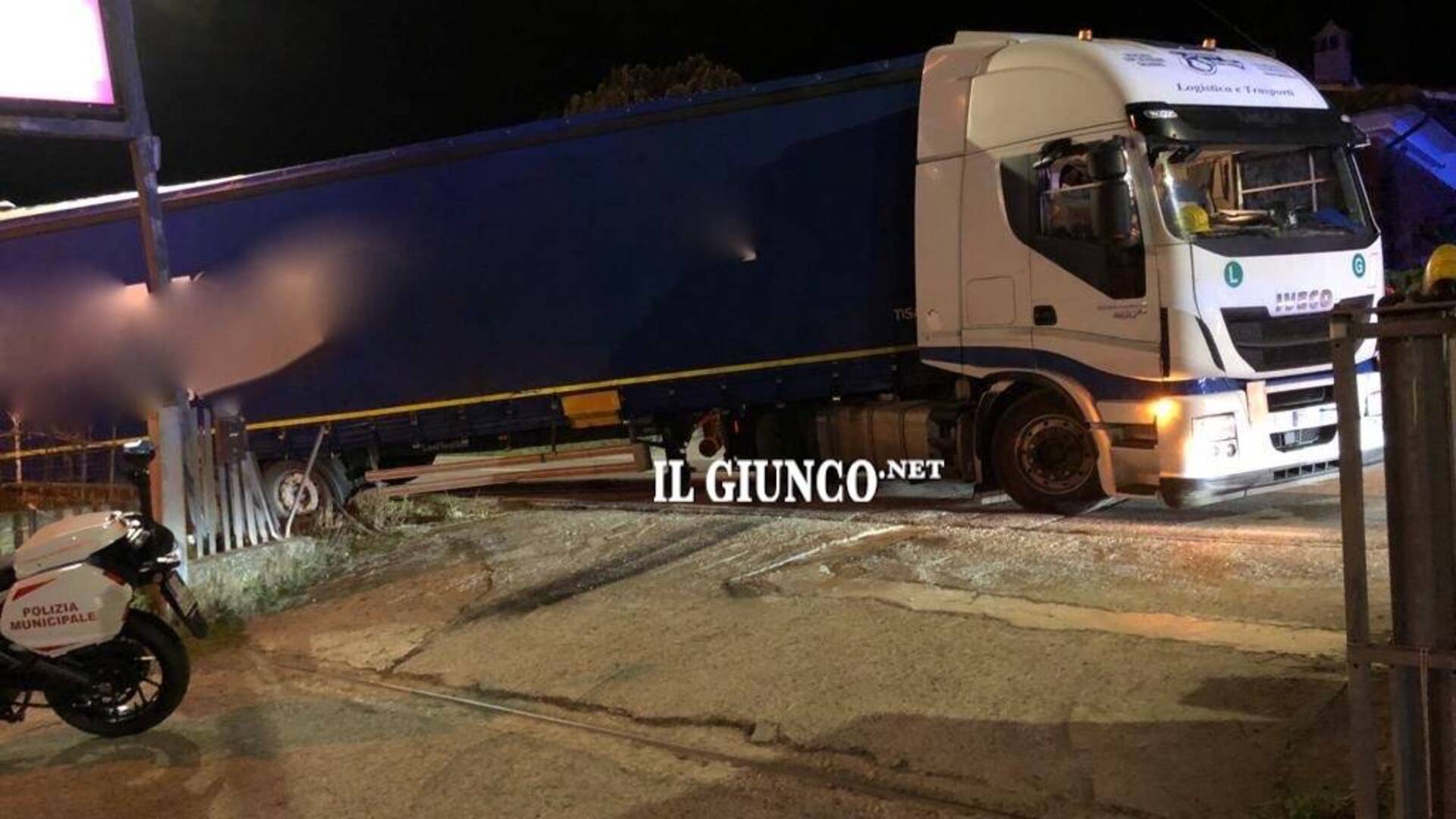 Sbaglia manovra e finisce in fossa: camion si intraversa in mezzo alla strada senza riuscire a ripartire