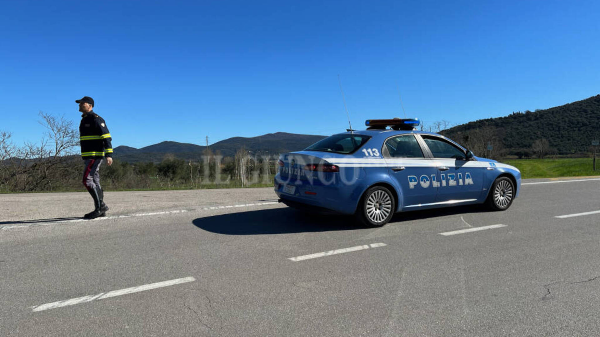 Talmente ubriaco da non vedere la polizia: lo inseguono a sirene spiegate