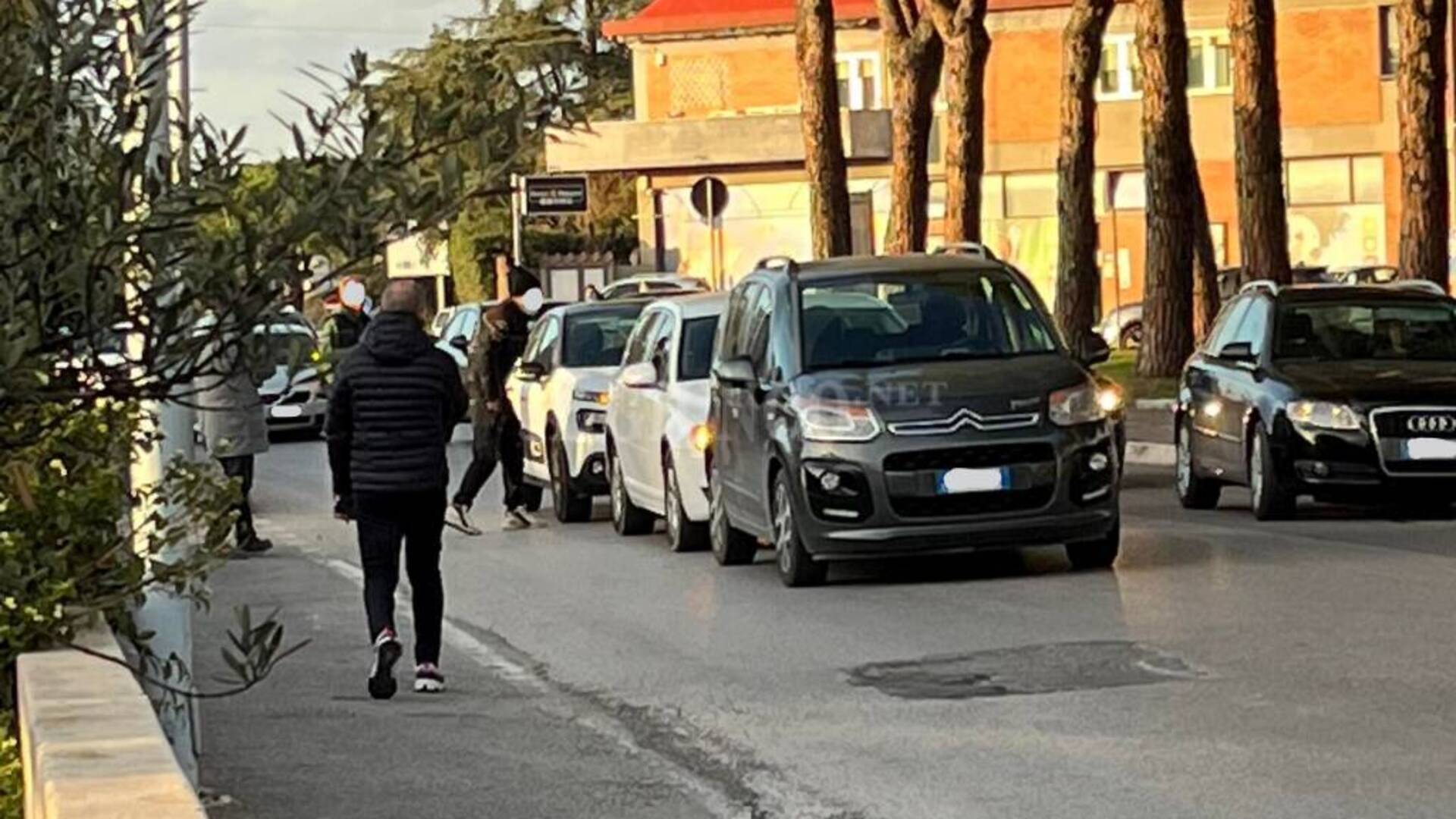 Tamponamento in città, tre auto coinvolte. Traffico rallentato